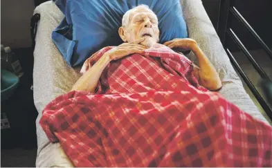  ?? Carlos.giusti@gfrmedia.com ?? José Prieti cumplió 99 años el martes. Su hijo Waldemar lo movió, en la cama de posiciones, a la sala de su hogar, en busca de un espacio más fresco. La calle donde residen, en el sector Guaypao, no tiene luz desde el paso de Fiona.