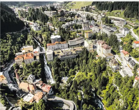  ??  ?? Bad Gastein soll einen Fußgängert­unnel zum Bahnhof und renovierte Hotels bekommen. Trotz Corona wird eifrig weitergepl­ant
Millionen Euro soll Bad Gastein