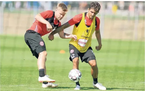  ?? RP-FOTO: FALK JANNING ?? Blick durch das Tornetz: Matthias Zimmermann (rechts) gestern Nachmittag beim ersten Training im Duell mit Jean Zimmer.