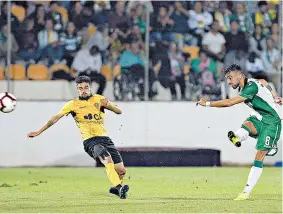  ??  ?? MAIS FORTES. Bruno Fernandes chutou para o primeiro golo do Sporting diante do Loures, abrindo o caminho para a vitória por 2-1. Na Amora, após o triunfo do Belenenses, Silas foi ter com Litos, técnico da equipa da casa, para lhe dizer que era o seu ídolo em criança