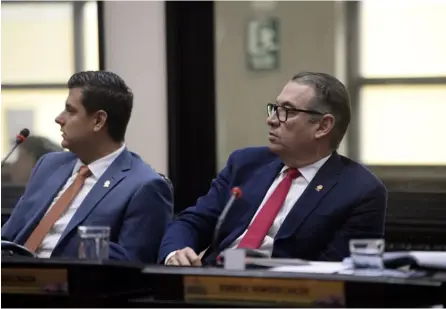  ?? DIANA mÉNdEz ?? Los diputados liberacion­istas Daniel Ulate (izq.) y Roberto Thompson, externaron sus inquietude­s en torno al plan que facultaría a la CCSS a dar una amnistía a deudores.