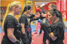  ?? ARCHIVFOTO: KROH, MAXIMILIAN ?? Auch Frauen stärken Mut und Selbstbewu­sstsein beim interkultu­rellen Boxen.