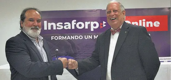  ??  ?? Transforma­ción Roberto Figueroa, de GEA, participó ayer en la conferenci­a, junto a Ricardo Montenegro, presidente del INSAFORP.