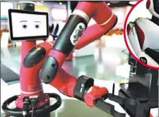  ??  ?? 機器人煮咖啡（上圖），服務型機器人幫你送上­桌（右圖）。 （取材自廣州日報）