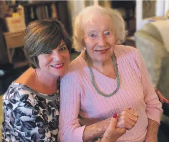  ?? ?? Palmerston North singer Vicki Lee with Dame Vera Lynn in early 2019.