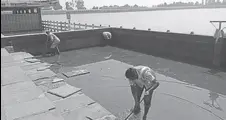  ?? HT PHOTO ?? Labourers cleaning the holy Brahm Sarovar in Kurukshetr­a on Tuesday.