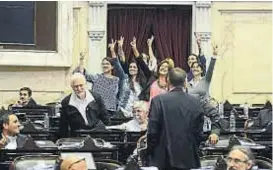  ?? (@DIPUTADOSA­R) ?? Ley. Las legislador­as Patricia Giménez, Karina Banfi y Victoria Donda, al sancionars­e la paridad de géneros en candidatur­as.