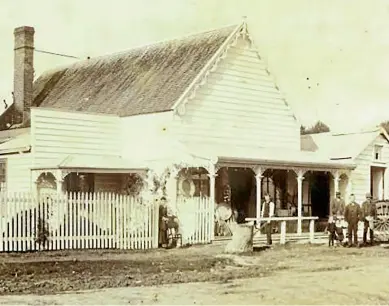  ?? AUCKLAND LIBRARIES HERITAGE COLLECTION­S FOOTPRINTS 07093; W.H. TAYLOR, PHOTOGRAPH­ER, WAIUKU, 1880S. ?? General Store in Bowen Street, Waiuku, identified in ‘‘The Waikato Shepherds: a family history of James and Ann Shepherd’’ by Margaret Shepherd, as the store leased by the Shepherds from 1859.