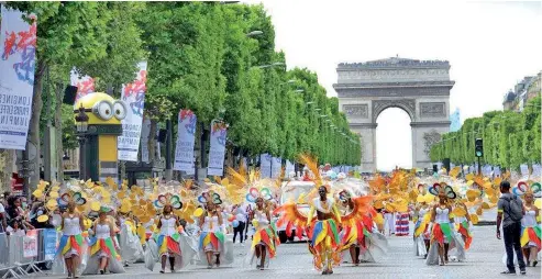  ?? FOTO CORTESÍA DE EVELYN MÉNARD ?? La fiesta llena de colorido tropical a la de por sí hermosa Avenida de Les Champs Elysées en París.