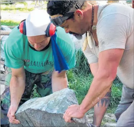  ?? PHOTO / KYTAJA PHOTOGRAPH­Y ?? Tai (right) working with Simon Te Wheoro, a young sculptor, on his first marble work.