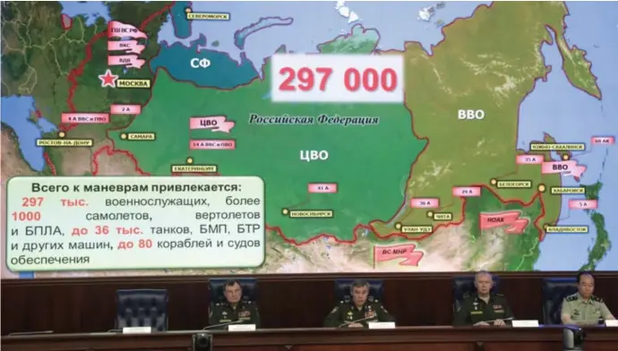  ?? © epaefe ?? Generaal Gerasimov (tweede van l.) vertelt buitenland­se diplomaten over de manoeuvres die zich ontplooien in het Russische Verre Oosten.