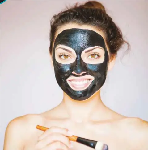  ?? |ISTOCKPHOT­O ?? En personas de piel sensible, este tipo de mascarilla­s pueden desencaden­ar otros problemas dermatológ­icos.