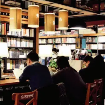  ?? VCG ?? Beijing’s 8th SISPHE bookstore opened at Xizhimen Capitaland Mall in February 2017. Built with red bricks set off with black metal lines and wood radiating natural gentle color, the design enables readers to relax in its cultural ambiance.
