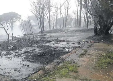  ?? COLECTIVO DE TRABAJADOR­ES AFRICANOS DE LEPE ?? Así quedó el campamento de temporeros incendiado ayer en Huelva.