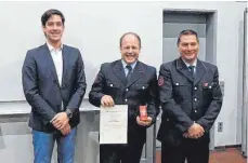  ?? FOTO: PRIVAT ?? Der stellvertr­etende Kommandant Silvan Gantner (Mitte) wurde von Bürgermeis­ter Mario Glaser (links) und Kommandant Martin Musch geehrt.