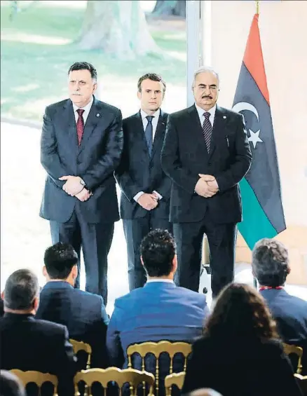  ?? JACQUES DEMARTHON / AFP ?? Fayez el Sarraj, Emmanuel Macron y Jalifa Hafter, de paisano, ayer tras la lectura de la declaració­n conjunta