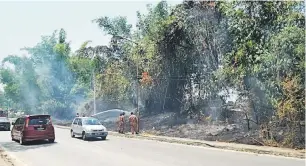  ??  ?? MEREBAK CEPAT: Sebahagian daripada bomba melakukan operasi memadam kebakaran hutan yang merebak dengan cepat di Kota Kota Kinabalu, kelmarin..