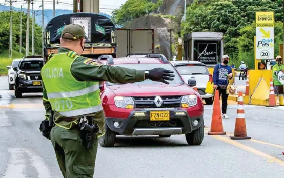  ?? FOTO JUAN ANTONIO SÁNCHEZ ?? El turismo en Colombia no está reactivado. Por eso, gobernador­es y alcaldes intensific­aron controles en carreteras. Piden a las personas abstenerse de viajar a otros municipios por recreación. Explicamos las sanciones.