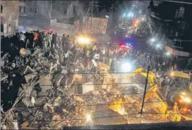  ?? PTI PHOTO ?? Authoritie­s carry out rescue work after a hotel building collapsed in Indore on Saturday night.