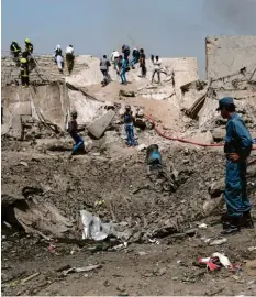  ?? Foto: Rahmat Gul, dpa ?? Trauriger Alltag in Afghanista­n: Am vergangene­n Dienstag riss eine Autobombe in Kabul 16 Menschen in den Tod.