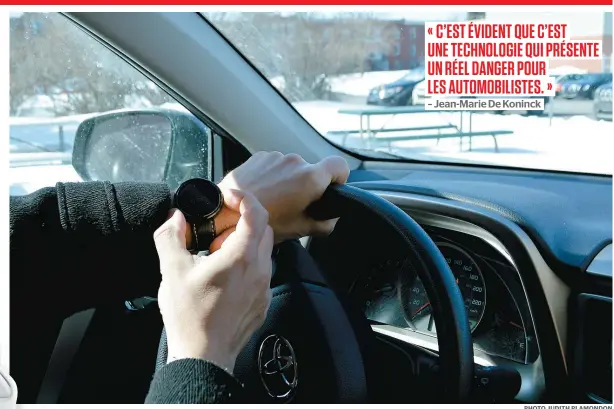  ??  ?? Un automobili­ste qui consulte sa montre intelligen­te en conduisant est distrait en moyenne pendant 2,5 secondes, conclut une étude britanniqu­e. Sur la photo ci-dessus, on voit la montre Moto 360 de Motorola, un modèle qui fait concurrenc­e à l’Apple Watch, en vente dès le 24 avril.