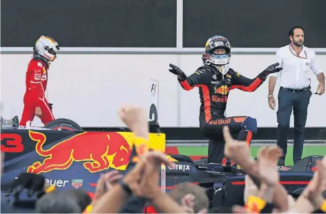  ?? FOTO: IMAGO ?? Daniel Ricciardo lässt sich feiern, während Sebastian Vettel frustriert davonstapf­t. Rechts Matteo Bonciani, Pressechef des Weltverban­des (Fia).