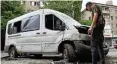  ?? DPA ?? Ein durch Beschuss beschädigt­es Auto in Donezk.