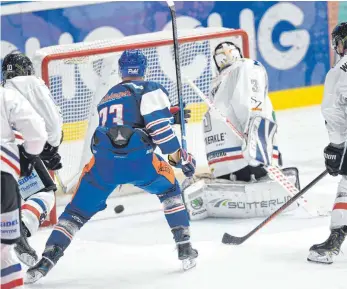  ?? FOTO: FELIX KÄSTLE ?? Der Ravensburg­er Thomas Merl (Nr. 23) bei einem seiner zwei Treffer gegen Freiburg.