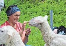  ?? FOTO: JANA MACK ?? Schöne Begegnunge­n und spannende Einblicke gab es auch für die Erwachsene­n. Hier bei den mitspielen­den Schafen.