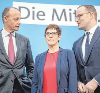  ?? FOTO: MICHAEL KAPPELER ?? Annegret Kramp-Karrenbaue­r, Generalsek­retärin der CDU, steht zwischen Jens Spahn (CDU, rechts), Bundesgesu­ndheitsmin­ister, und Friedrich Merz (CDU) vor einer Veranstalt­ung der Frauen-Union. Die drei Politiker wollen sich beim Parteitag im Dezember für die Nachfolge von Angela Merkel im Amt des CDU-Bundesvors­itzenden bewerben. Die CDU-Vorsitzend­en aus dem Raum Spaichinge­n sehen keinen klaren Trend, wer das Rennen machen wird.