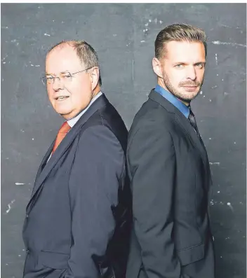  ?? FOTO: FRANK EIDEL ?? Peer Steinbrück (l.) und Florian Schroeder sind auf der Kabarett-Bühne ein eingespiel­tes Duo.