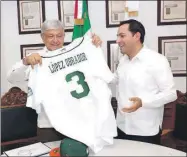  ??  ?? El gobernador Mauricio Vila le obsequió al presidente electo un jersey de los Leones, campeones de Primavera 2018 de la Liga Mexicana