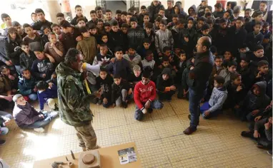  ?? PICTURE: REUTERS ?? HEARTS AND MINDS: A member of the Libyan National Army talks to schoolboys during a class aimed at raising their awareness about mines and explosives, in Benghazi, Libya. Russia has sought to establish close ties with army head Khalifa Haftar.