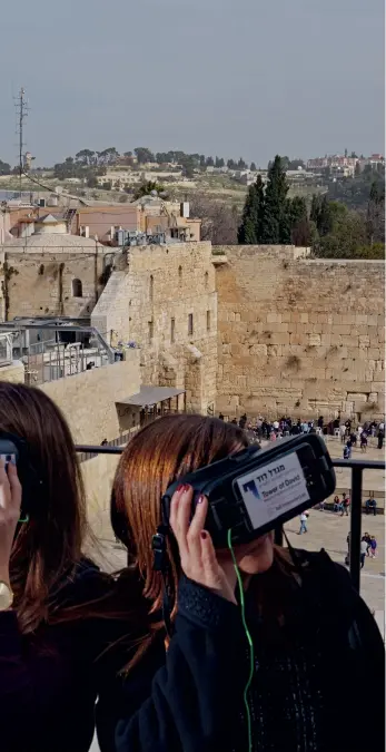  ??  ?? Klippe-moskeen fra 600-tallet er iøynefalle­nde fra dette utsiktspun­ktet over plassen foran Klagemuren. Virtual reality-headset fjerner helligdomm­en og mange andre lag i byen for å ta turister med tilbake til det jødiske Jerusalem fra det første århundret etter Kristus.