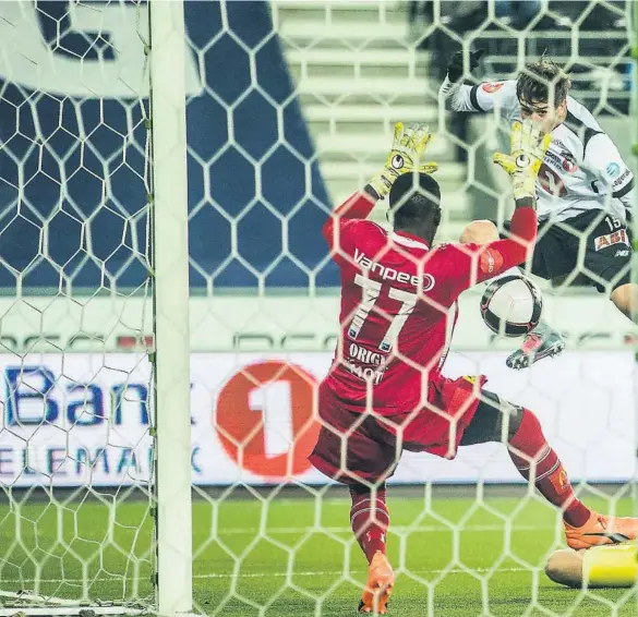  ??  ?? MÅLET: Sigurd Hauso Haugen kommer umarkert til ved bakre stolpe og scorer kampens eneste mål på Skagerak Arena mandag.