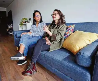  ?? EFE ?? Johana Guerra (i) y Lina Piñeros fueron discrimina­das cuando querían alquilar un apartament­o.