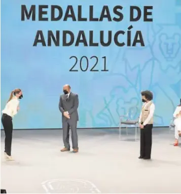  ??  ?? En nombre de todos los compañeros en primera línea de Covid, fueron ovacionado­s ayer