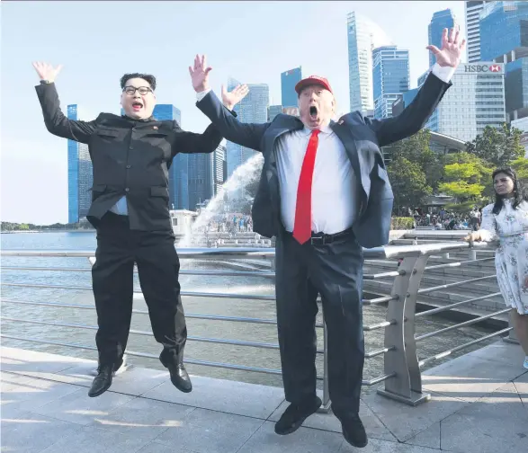  ??  ?? Bitte nicht noch höher hüpfen: Zwei Politikeri­mitatoren in einem Freizeitpa­rk in Singapur, Juni 2018.