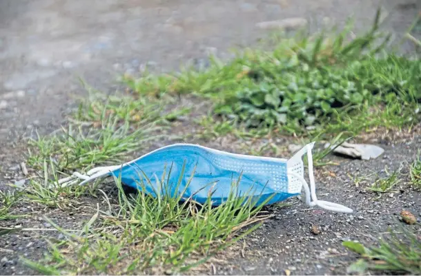  ??  ?? POLLUTION PROBLEM: Single-use masks dumped around the country during the pandemic have turned up on a quarter of Scotland’s beaches.