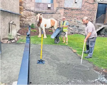  ??  ?? Helping out
Murphy the horse, Hendy Pollock and Peter Littwin extending a section of path