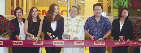  ??  ?? SMDC executives and Davao City Vice Mayor Bernie Al-ag cut the ribbon for the opening and blessing of the SMDC Showroom in the city.