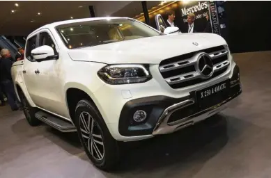  ??  ?? Mercedes Le nouveau Classe X trônait en bonne place sur le gigantesqu­e stand de la marque à l’étoile, et ne laissait pas les visiteurs indifféren­ts. Une chose est sûre : l’arrivée de ce modèle risque de changer la donne sur le segment du pick-up.