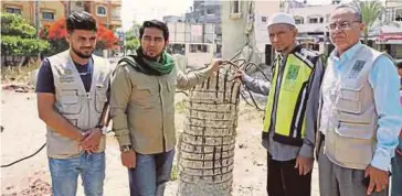 ??  ?? AHMAD Sani (dua dari kiri) melihat kesan kemusnahan Masjid Umar Abdul Aziz. Turut sama, Abdul Aziz dan delegasi MAPIM.