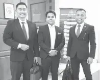  ?? ?? BERSALAH: Rizal (tengah) dan peguam belanya Firdaus (kanan) serta Mohd Ikmal Iqbal Baharuddin (pelatih dalam kamar).