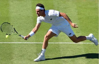  ?? (Afp) ?? In azione Marco Cecchinato, 25 anni, palermitan­o, sull’erba di Eastbourne dove è stato semifinali­sta I favoriti