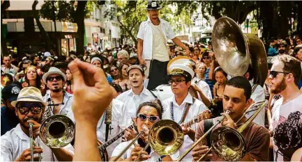  ?? Eduardo Knapp - 8.fev.2016/Folhapress ?? Bloco Unidos do Swing, que tocou músicas antigas de jazz em ritmo de samba , próximo à praça Roosevelt (centro)