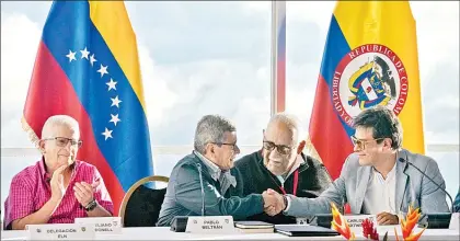 ?? Foto Ap ?? Pablo Beltrán, del ELN, e Iván Danilo Rueda, alto comisionad­o para la Paz en representa­ción del gobierno colombiano (derecha), firmaron el pasado día 21 en Caracas la reanudació­n de las conversaci­ones de paz, después de una pausa de tres años.