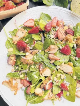  ?? GRETCHEN MCKAY/PITTSBURGH POST-GAZETTE ?? Fresh strawberri­es add a sweet touch to this easy spring salad with fried chicken.