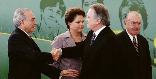  ?? Lula Marques - 23.ago.11/Folhapress ?? Michel Temer e Wagner Rossi se cumpriment­am em evento com a presidente Dilma Rousseff e o presidente do Senado, José Sarney