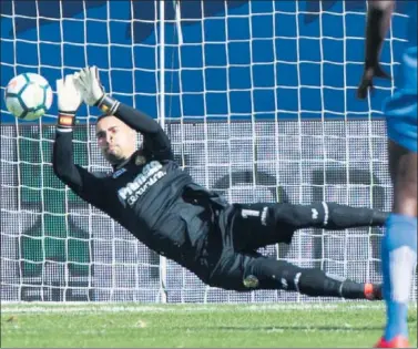  ??  ?? ‘PARAPENALT­IS’. Sergio Asenjo paró, de esta forma, uno de los dos penaltis ante el Getafe.